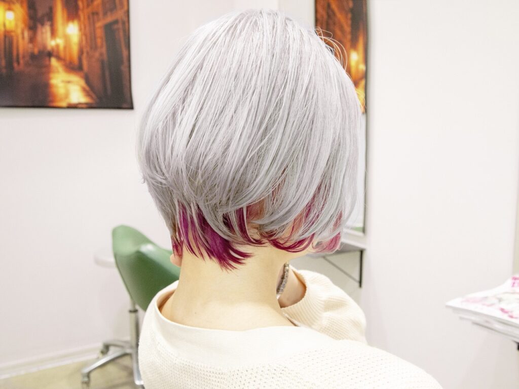 ホワイトヘアー インナーカラー ピンク